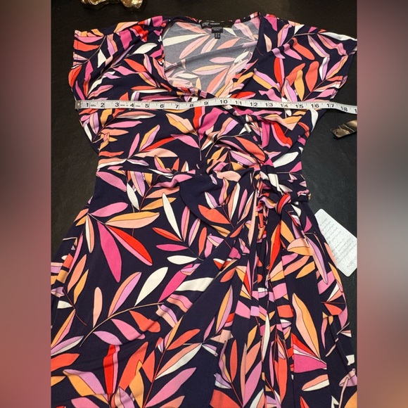 Maggy London Leana Wrap Dress in NV/Fiesta print. NWT size 8P. - Picture 11 of 16